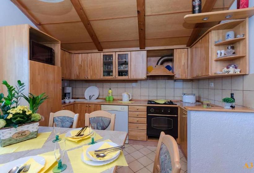 Apartments And Room Drazen