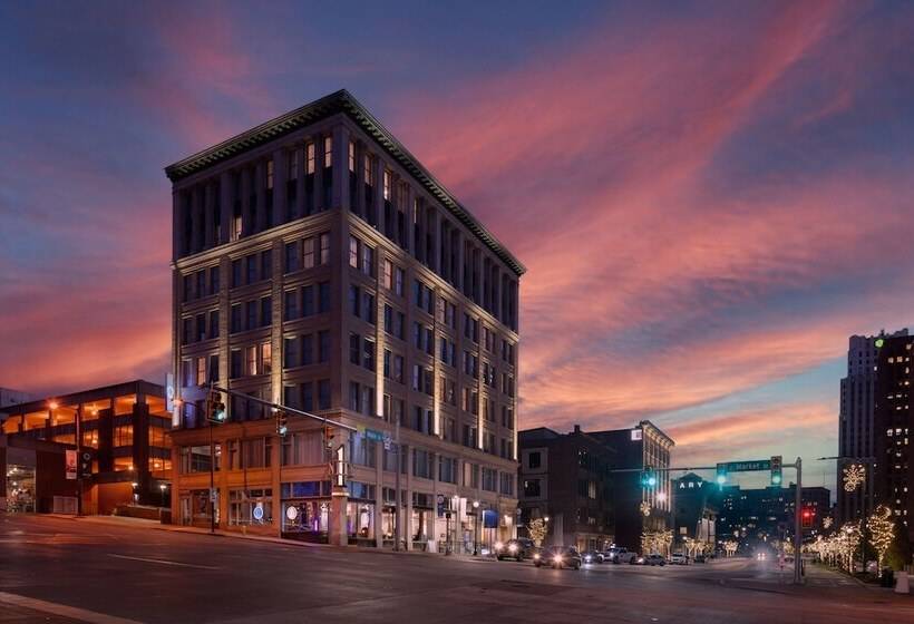 هتل Blutique, Akron, A Tribute Portfolio