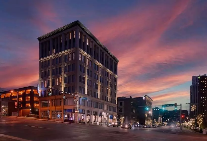 Hotelli Blutique, Akron, A Tribute Portfolio