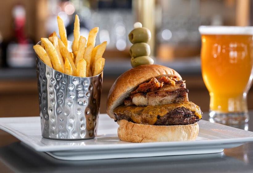 هتل Blutique, Akron, A Tribute Portfolio