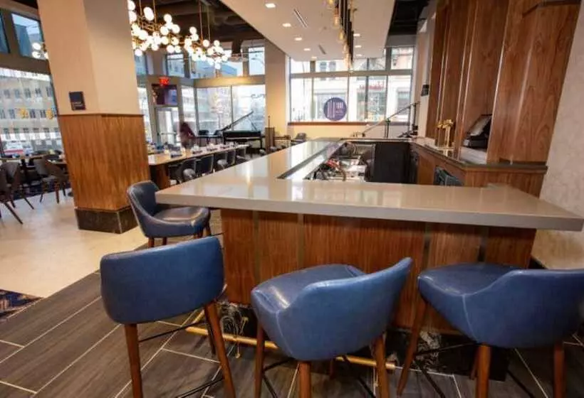 Hotelli Blutique, Akron, A Tribute Portfolio