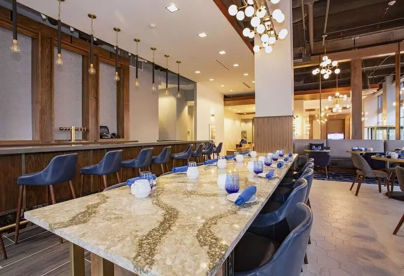 Hotelli Blutique, Akron, A Tribute Portfolio