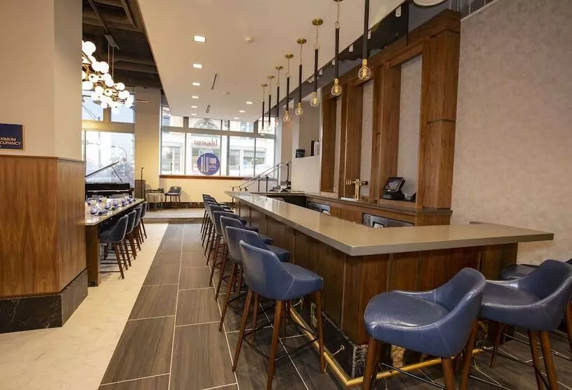 Hotelli Blutique, Akron, A Tribute Portfolio