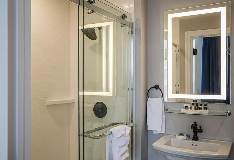 Hotelli Blutique, Akron, A Tribute Portfolio