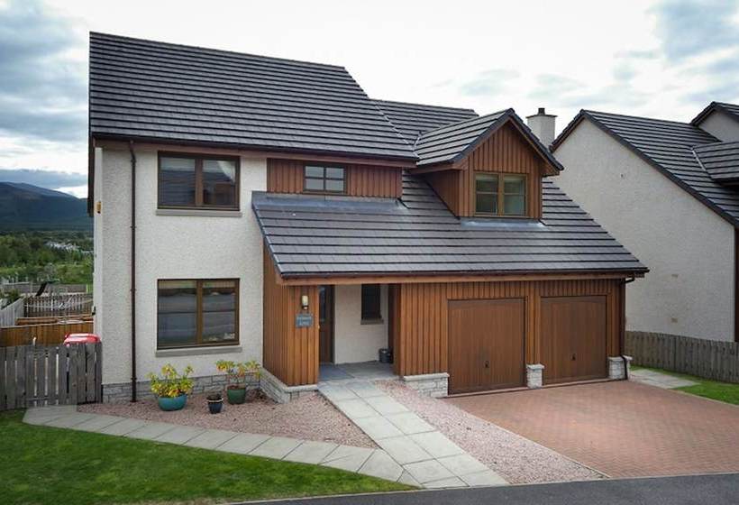 Snowmass Lodge   Hot Tub In Aviemore