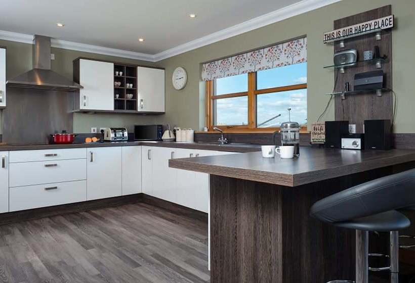 Snowmass Lodge   Hot Tub In Aviemore