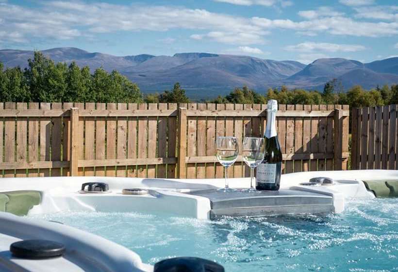 Snowmass Lodge   Hot Tub In Aviemore