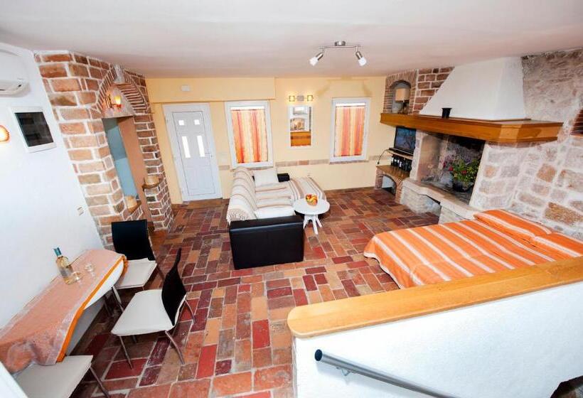 Apartment Tomy / Studio Terrace A1