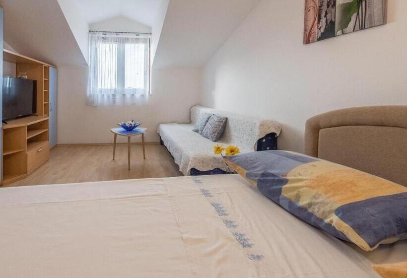 Apartments And Rooms By The Sea Vodice   6182