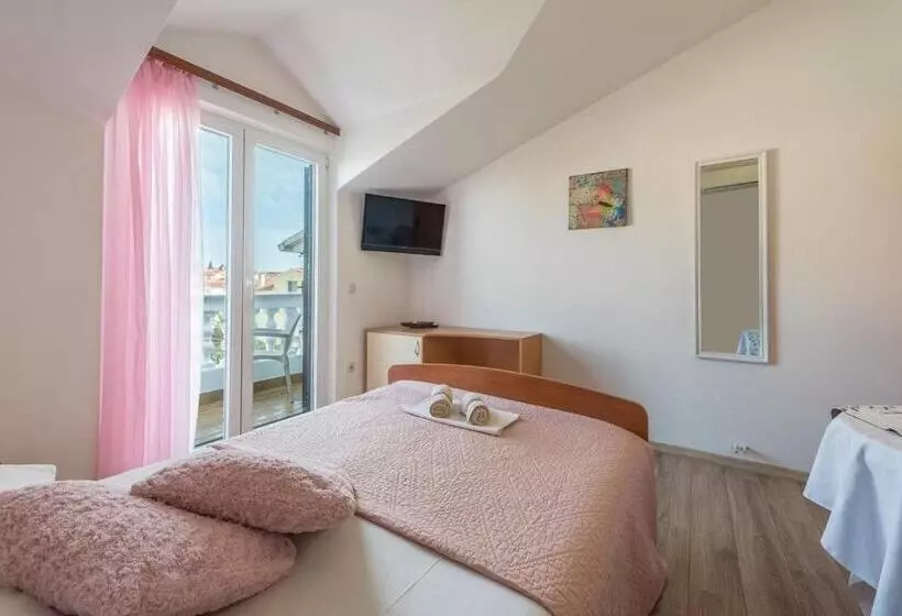 Apartments And Rooms By The Sea Vodice   6182