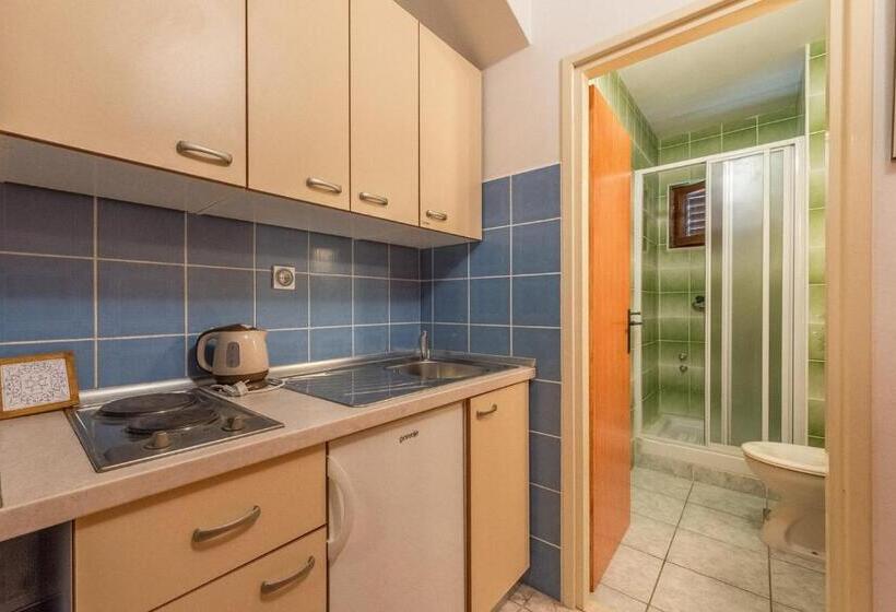 Apartments And Rooms By The Sea Vodice   6182