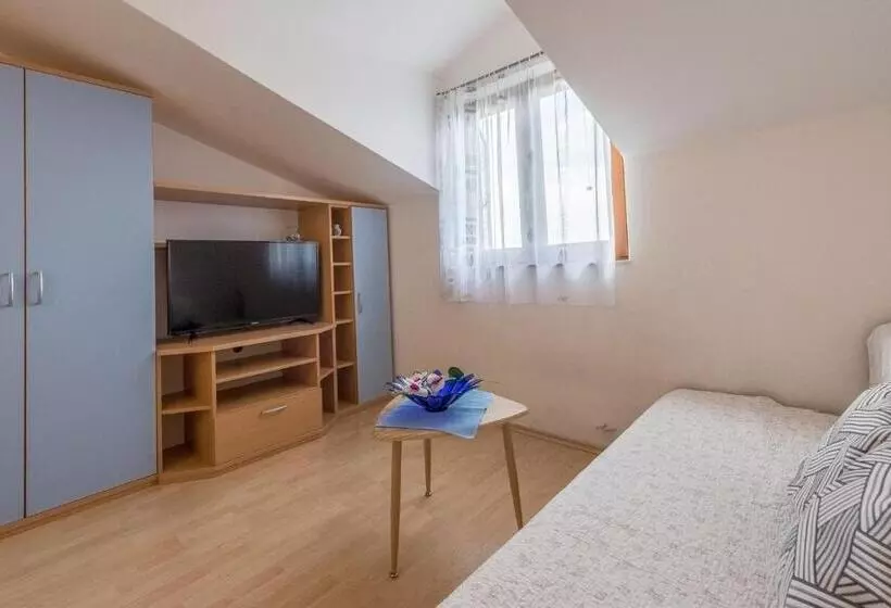 Apartments And Rooms By The Sea Vodice   6182