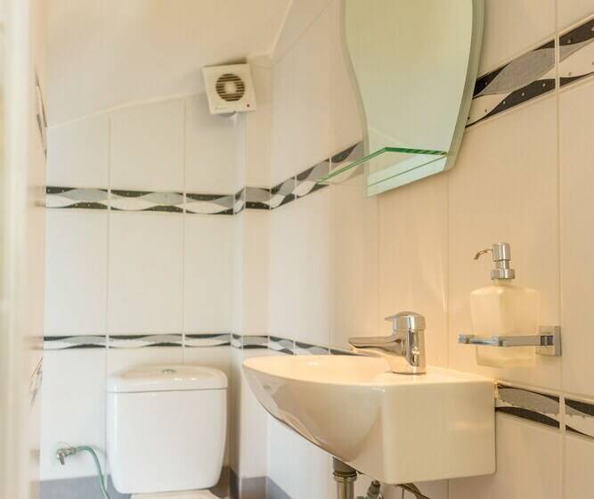 Bright & Spacious Two Floor Family Garden Home