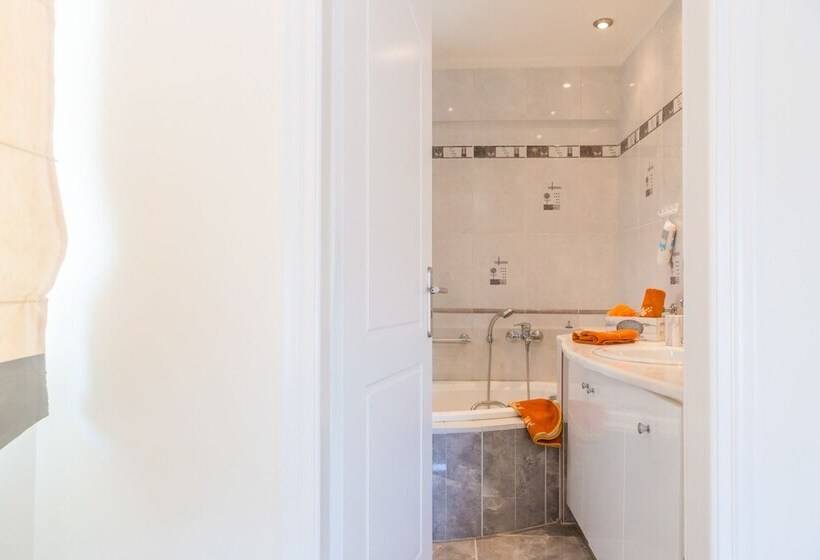 Bright & Spacious Two Floor Family Garden Home