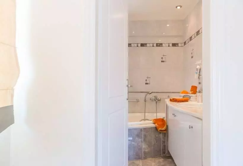 Bright & Spacious Two Floor Family Garden Home