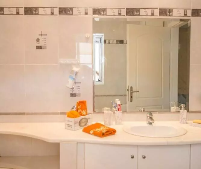 Bright & Spacious Two Floor Family Garden Home