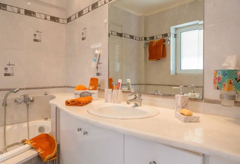 Bright & Spacious Two Floor Family Garden Home