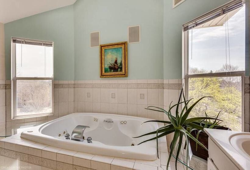 The Irving Masterpiece Near Wrigley Field