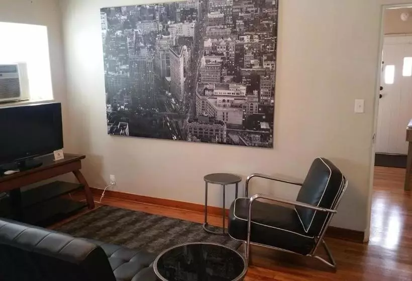 モーテル The Happy Hollow