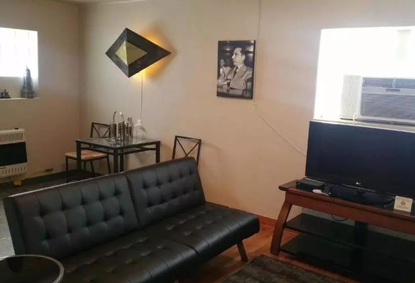 モーテル The Happy Hollow