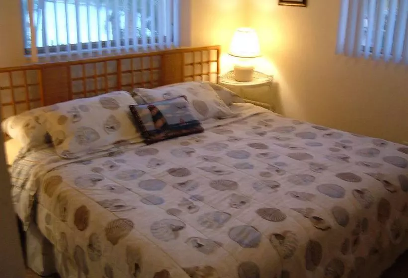 Hideaway Waterfront Resort &