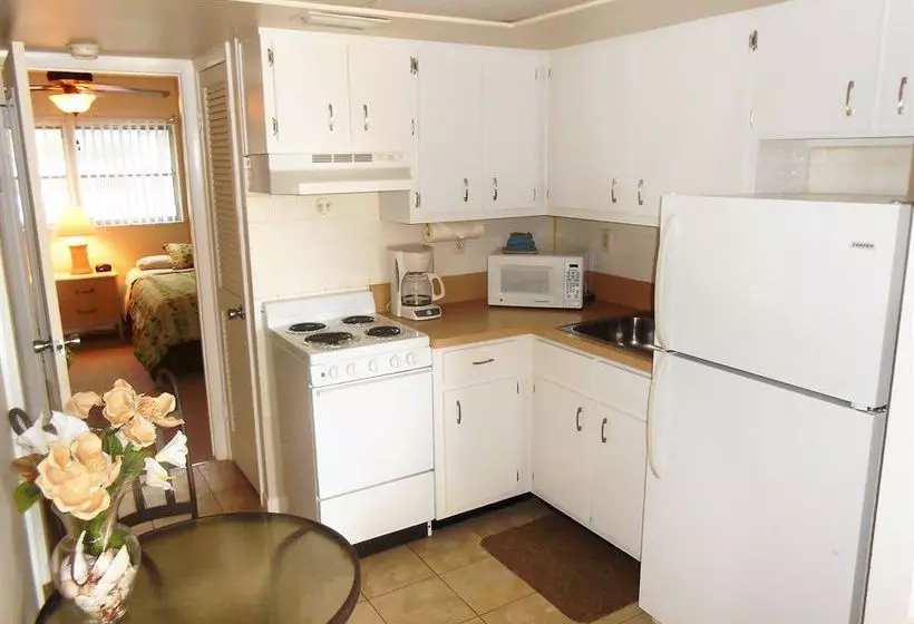 Hideaway Waterfront Resort &