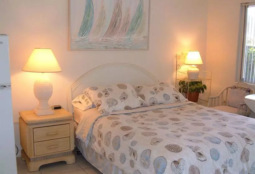 Hideaway Waterfront Resort &