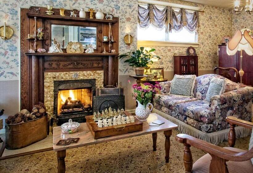 Holden House 1902 Bed & Breakfast Inn