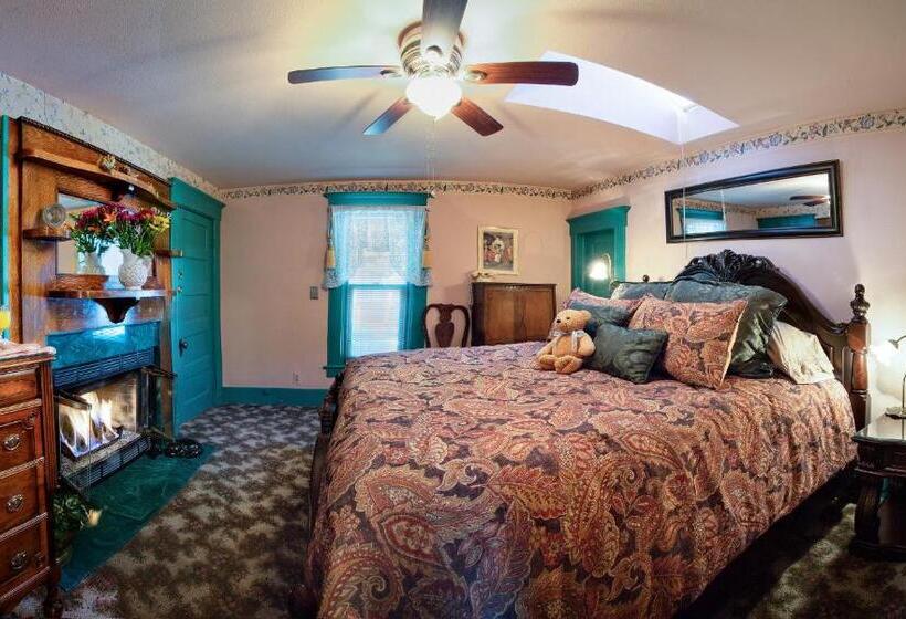 Holden House 1902 Bed & Breakfast Inn