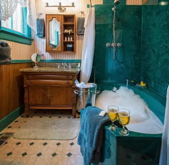 Holden House 1902 Bed & Breakfast Inn