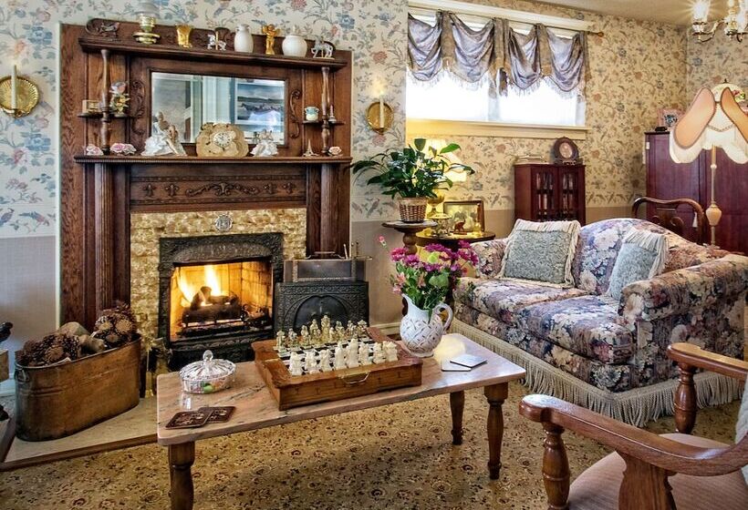 Holden House 1902 Bed & Breakfast Inn