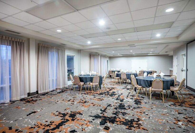 בית מלון כפרי Hilton Garden Inn Louisville East