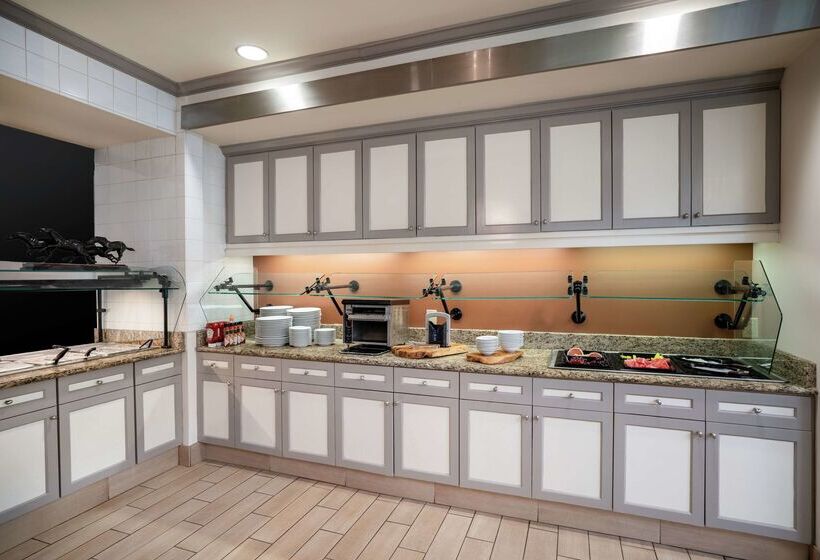 בית מלון כפרי Hilton Garden Inn Louisville East