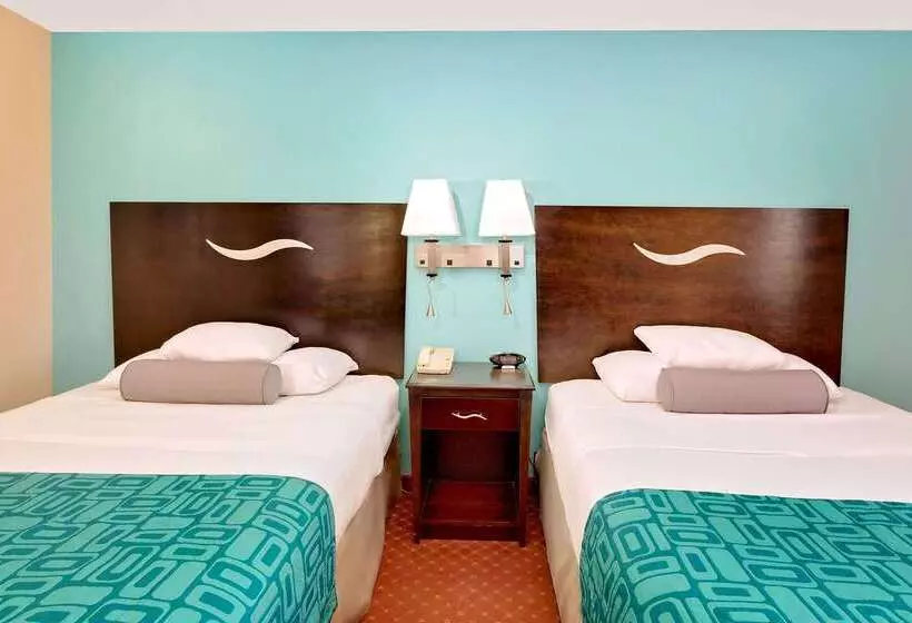 هتل Howard Johnson By Wyndham Waterloo/cedar Falls