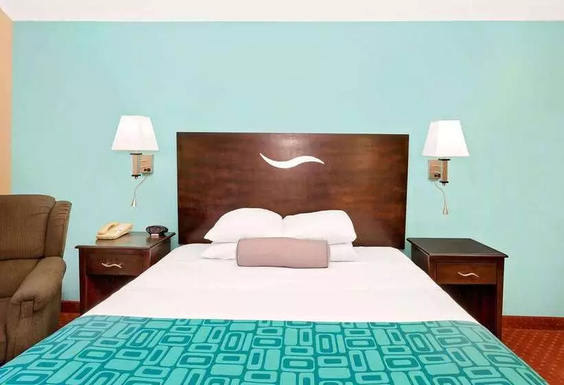 هتل Howard Johnson By Wyndham Waterloo/cedar Falls