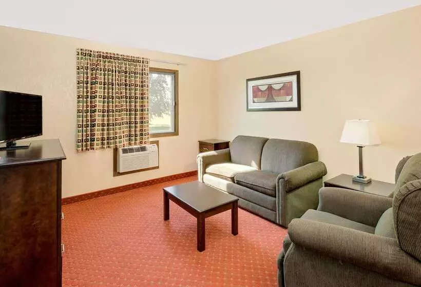 هتل Howard Johnson By Wyndham Waterloo/cedar Falls
