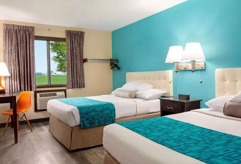 هتل Howard Johnson By Wyndham Waterloo/cedar Falls