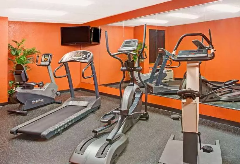 هتل Ramada By Wyndham Statesville