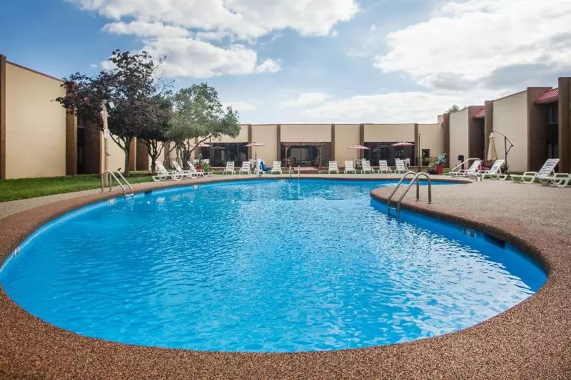 هتل Ramada By Wyndham Statesville