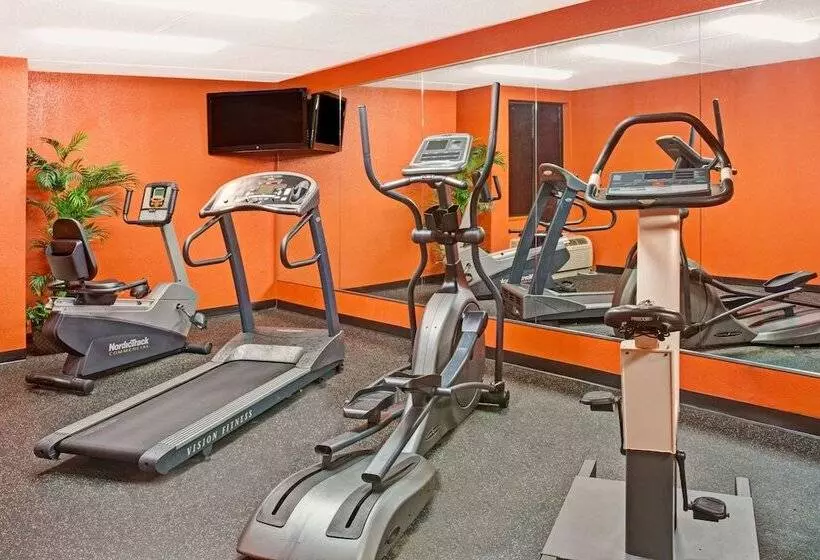 هتل Ramada By Wyndham Statesville