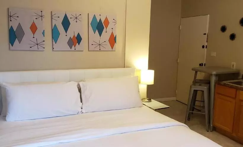 モーテル The Happy Hollow