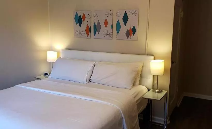 モーテル The Happy Hollow