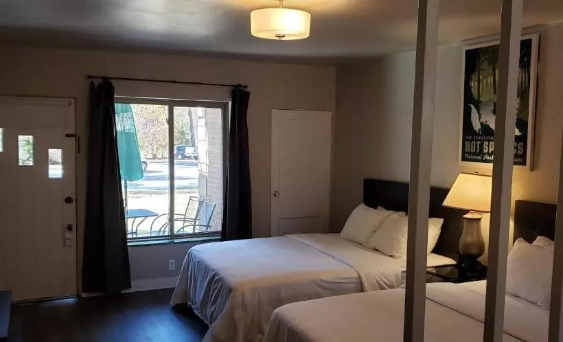 モーテル The Happy Hollow