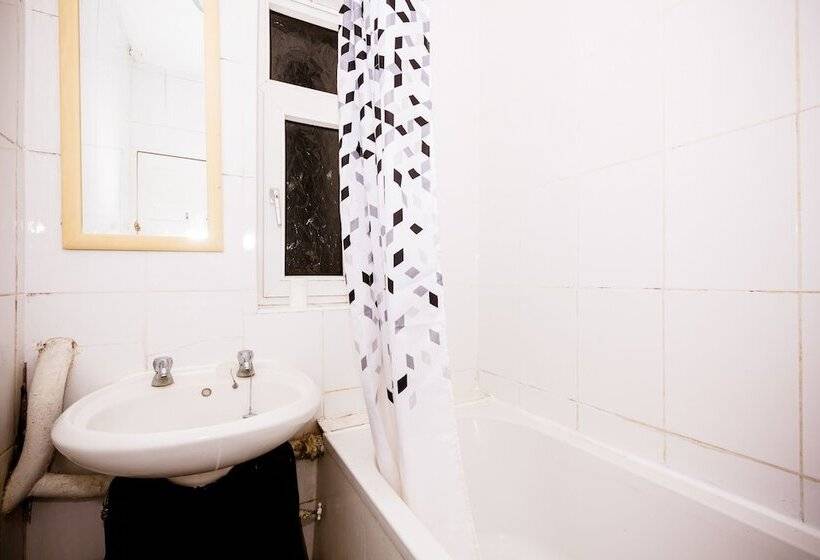 Colebert Avenue Apartment