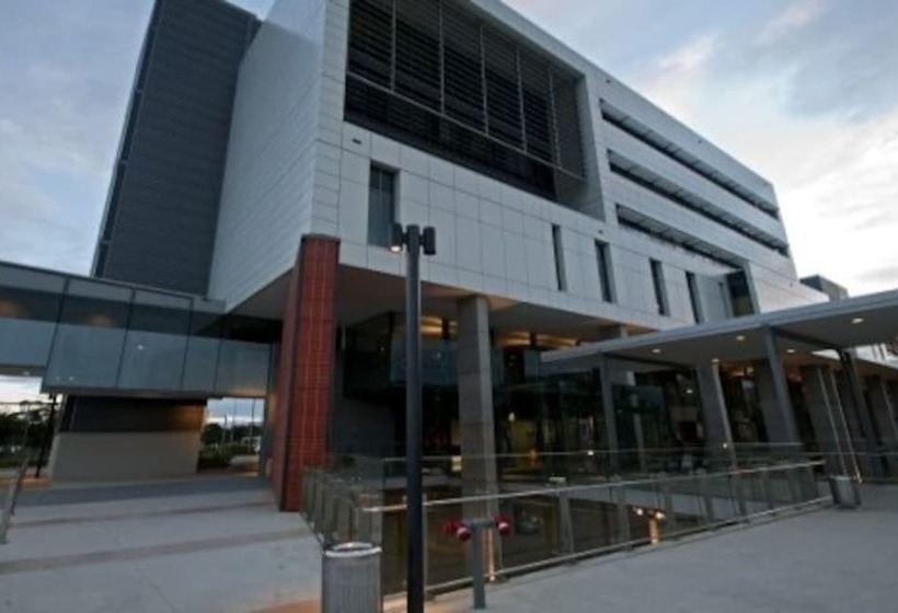 Warrick Fram 3 Beds Apt Free Parking Walk To Westfield Close To Hospital Nwf003