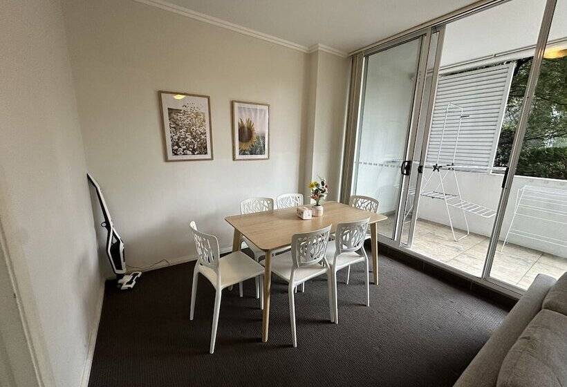 Warrick Fram 3 Beds Apt Free Parking Walk To Westfield Close To Hospital Nwf003