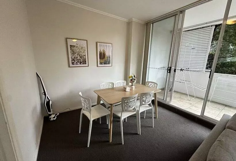 Warrick Fram 3 Beds Apt Free Parking Walk To Westfield Close To Hospital Nwf003