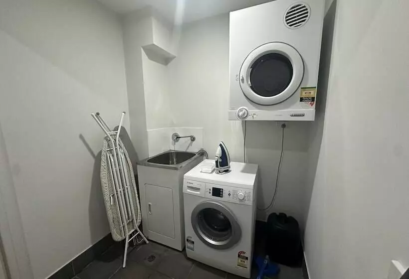 Warrick Fram 3 Beds Apt Free Parking Walk To Westfield Close To Hospital Nwf003