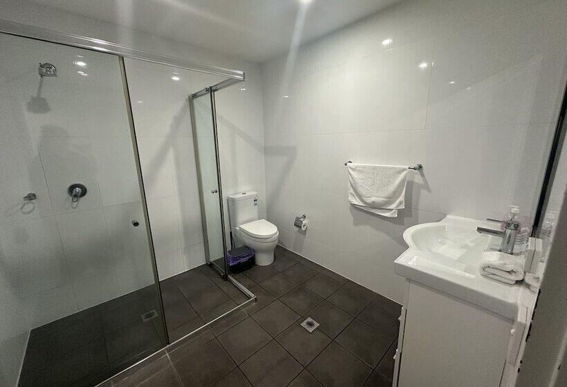 Warrick Fram 3 Beds Apt Free Parking Walk To Westfield Close To Hospital Nwf003