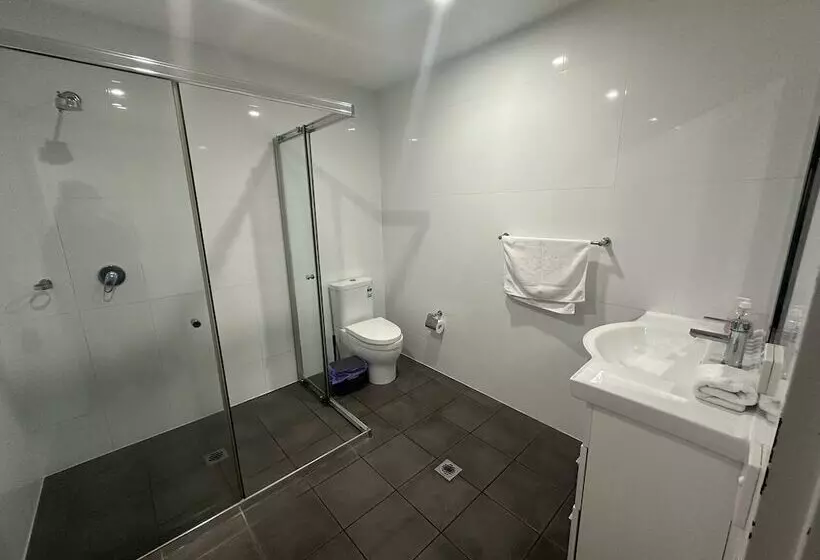 Warrick Fram 3 Beds Apt Free Parking Walk To Westfield Close To Hospital Nwf003